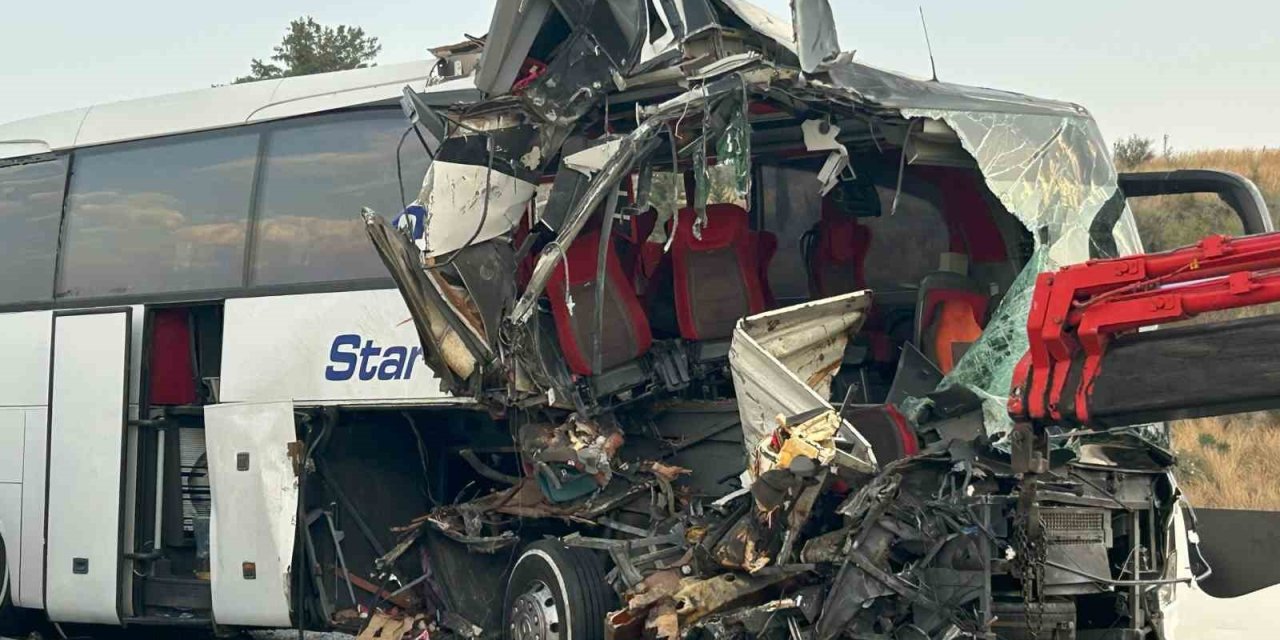 Mersin’de Otobüs Tıra Çarptı:  9 Yaralı