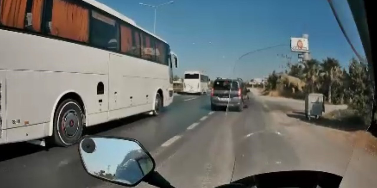 Emniyet Şeridine Geçen Hafif Ticari Araca Çarpıp Takla Attı, O Anlar Kameraya Yansıdı