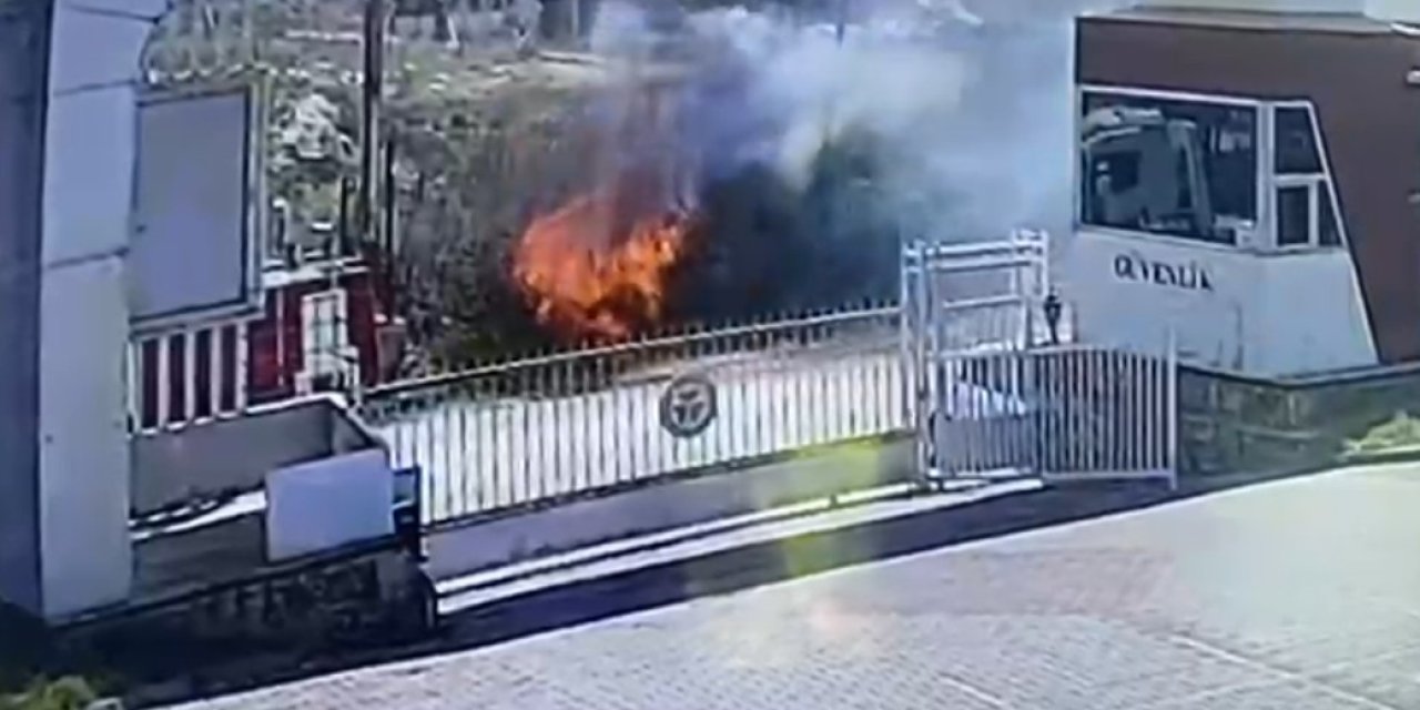 Kopan Elektrik Kablosu Saman Balyalarını Küle Çevirdi, O Anlar Güvenlik Kamerasına Yansıdı