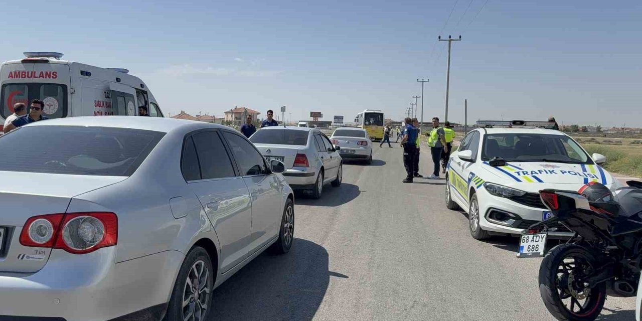 Dur İhtarına Uymayan Motosikletli Polise Çarptı