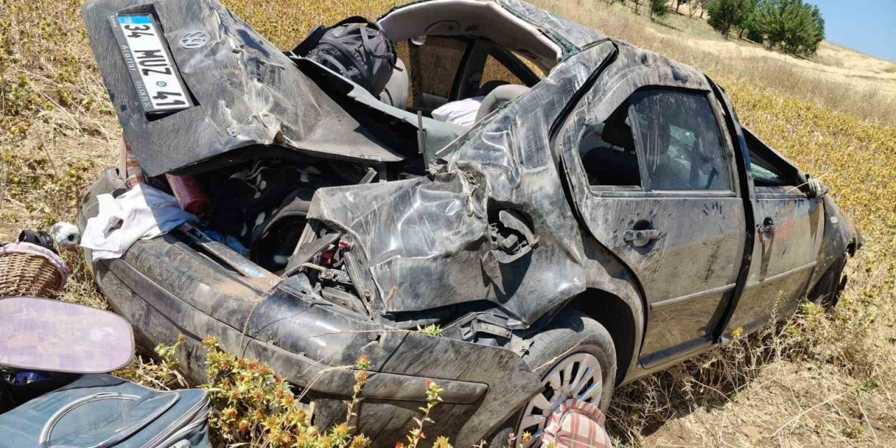 Tarlaya Devrilen Otomobildeki 3 Kişi Yaralandı