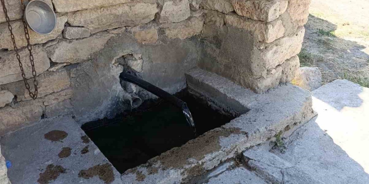 Beyşehir’de Yeniden Akmaya Başlayan Çeşme Mahalle Sakinlerinin Yüzünü Güldürdü