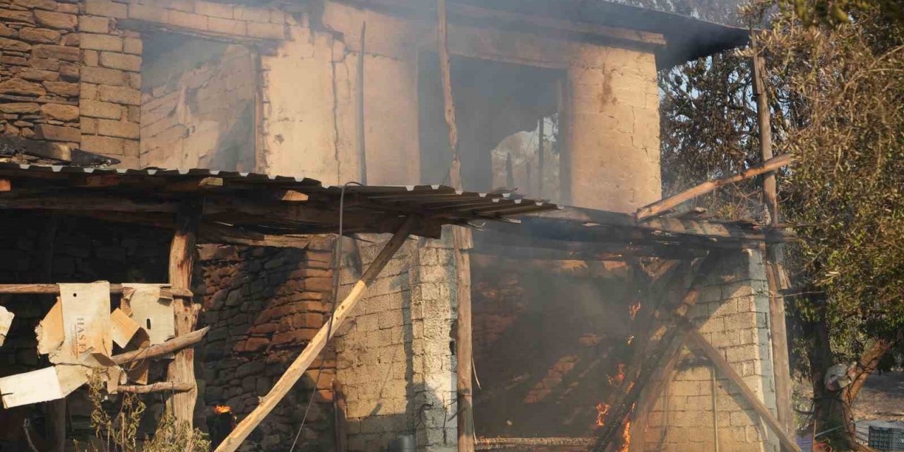 Serik’teki Orman Yangınında Evler Ve Ahırlar Yandı