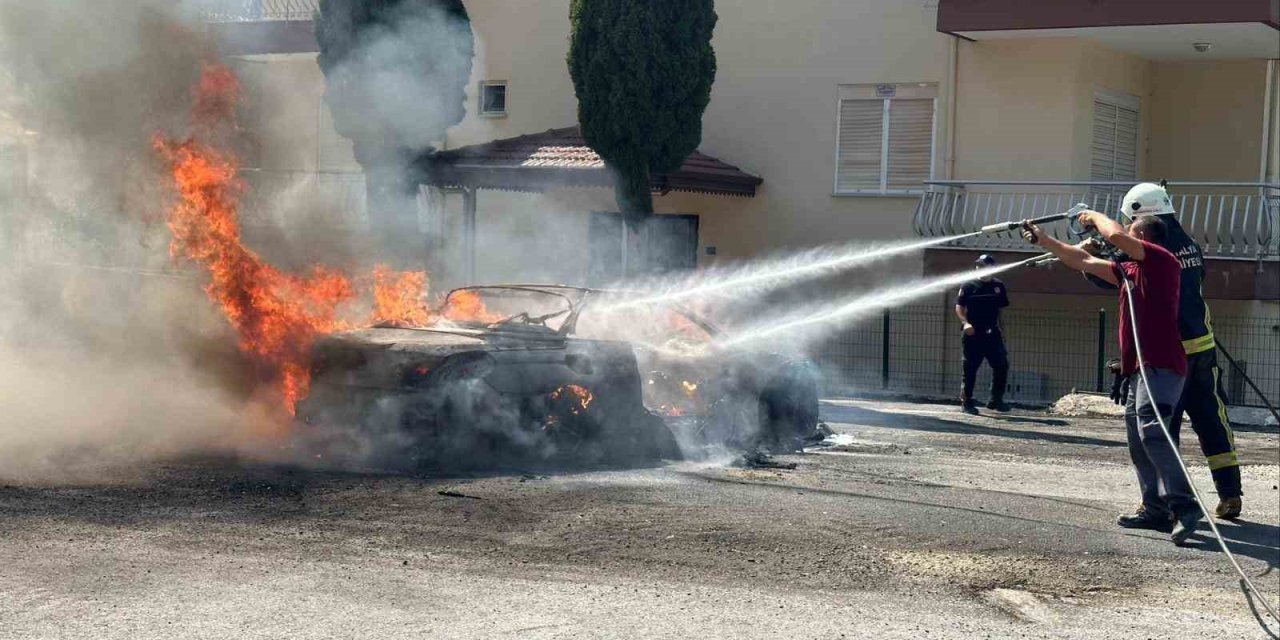Alanya’da Seyir Halindeki Otomobil Alev Alev Yandı