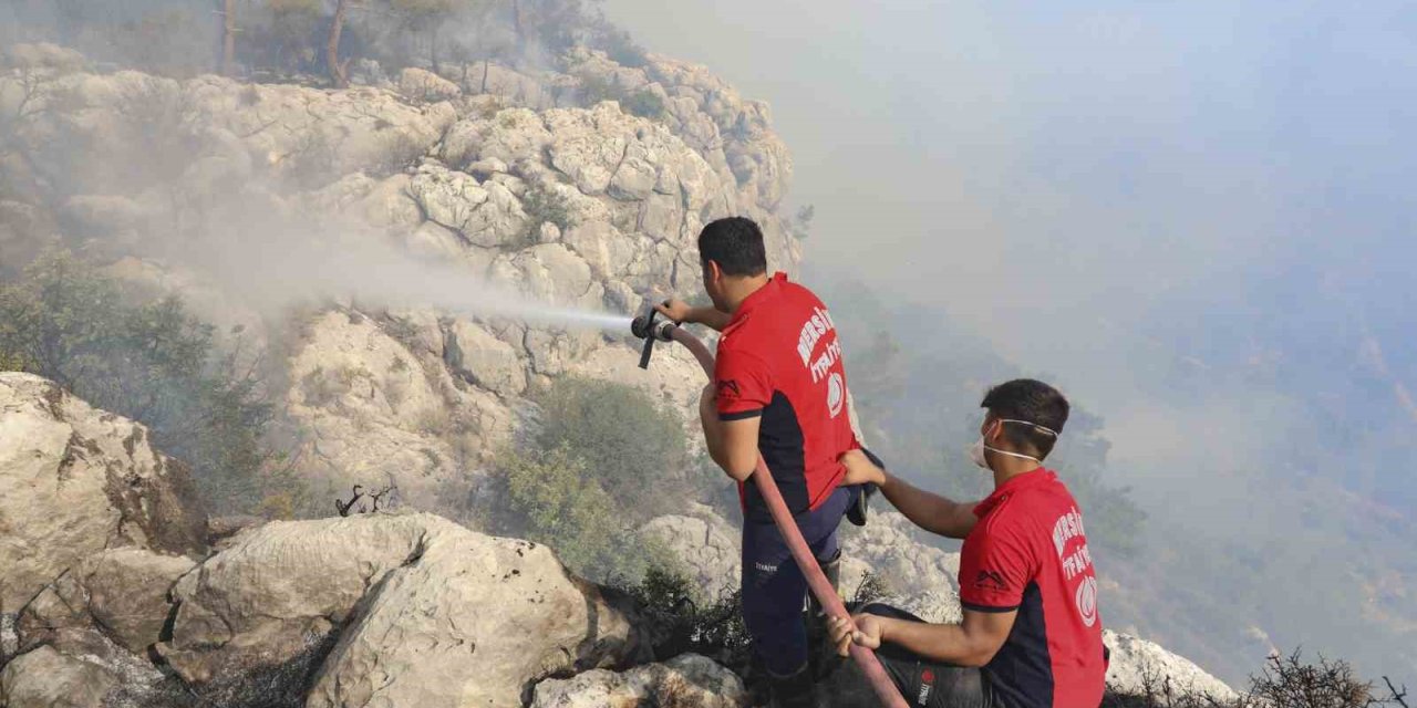 Silifke’deki Orman Yangınına Belediye Ekipleri De Müdahale Etti
