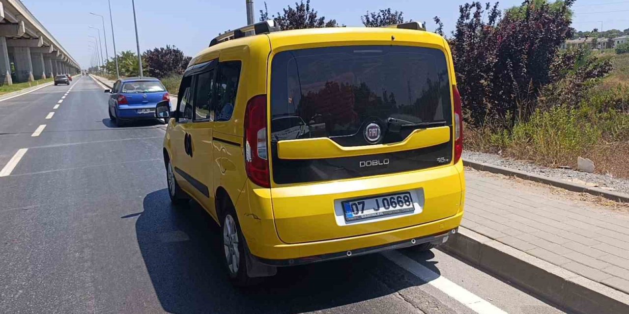 Müşteri Almak İçin Duran Taksiye Çarptı: 1 Yaralı