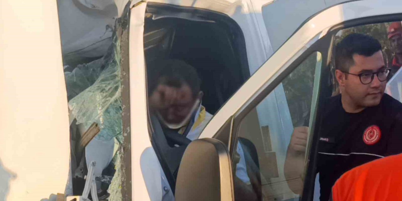 Tur Aracı Kamyonun Altına Girdi, Sıkışan Sürücü İçin Ekipler Alarma Geçti