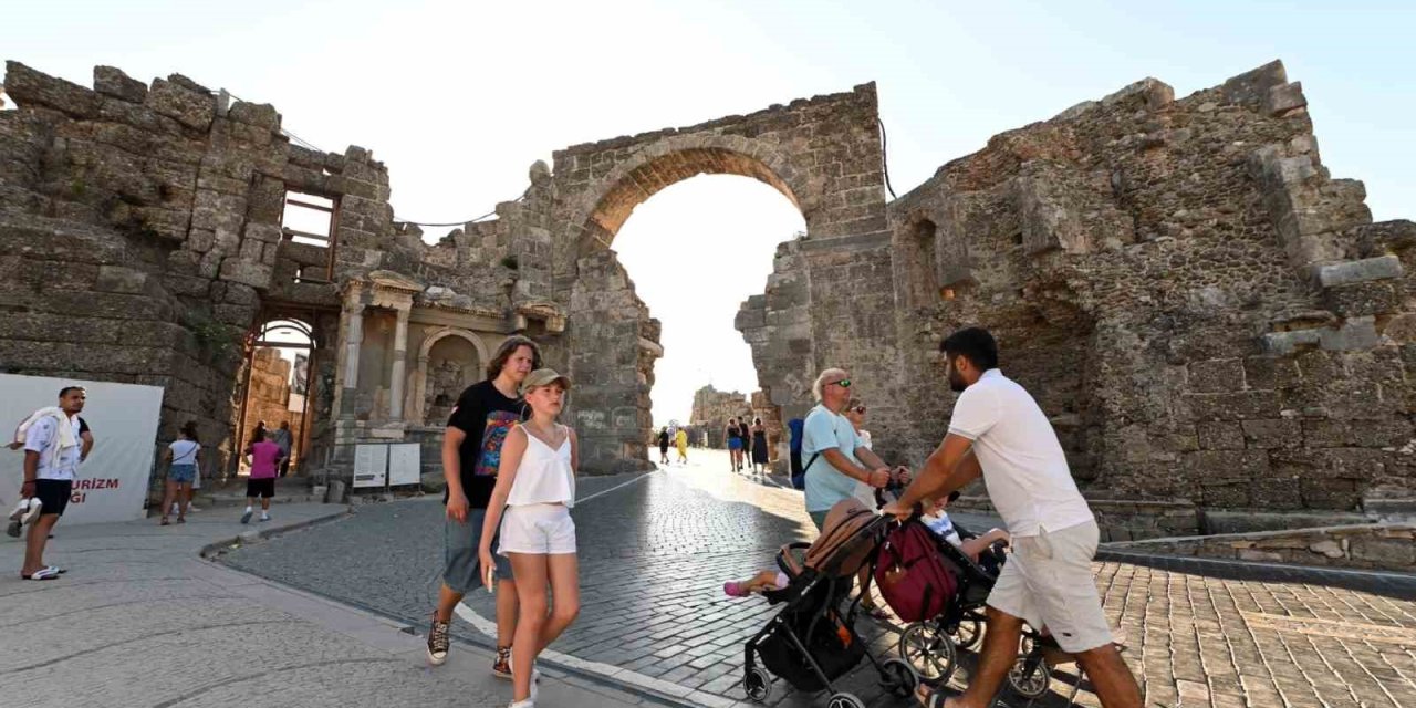 Antalya Tüm Zamanların Günlük Turist Rekorunu Kırdı