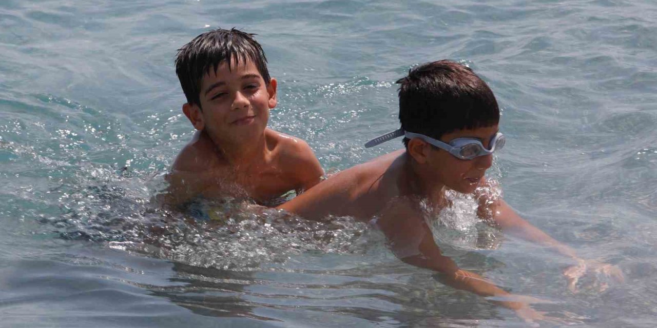 Antalya’da Hava Sıcaklığı 37, Deniz Suyu 32 Derece Oldu