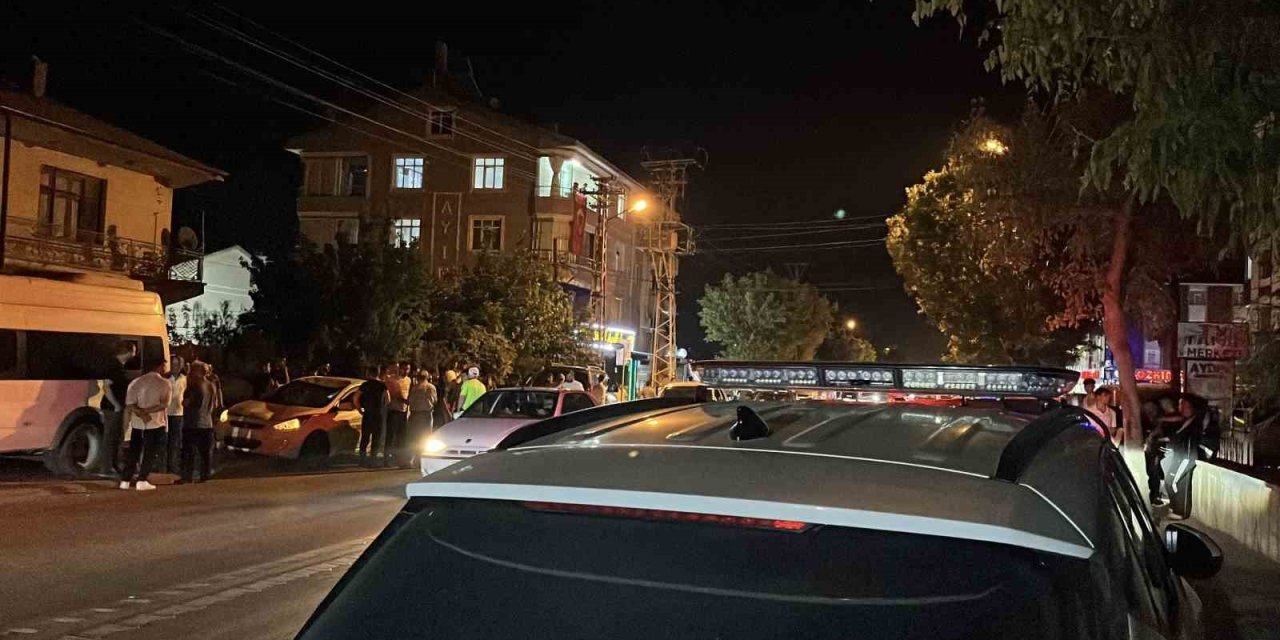 Yola Fırlayan Çocuğa İki Otomobil Çarptı