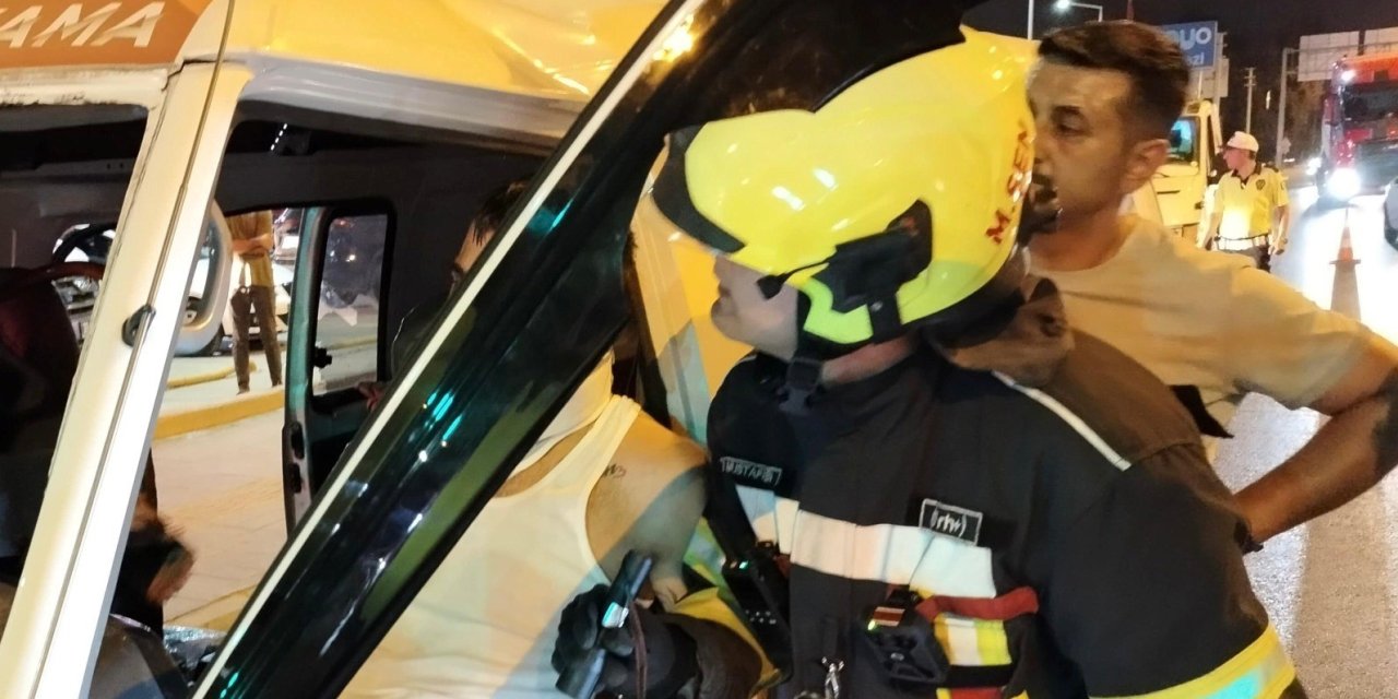 Araçta Sıkışan Sürücüyü İtfaiye Kurtardı