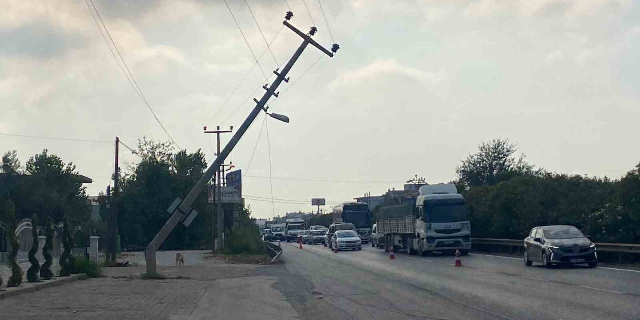 Elektrik Direğine Çarpan Tır, Trafiği Tehlikeye Soktu