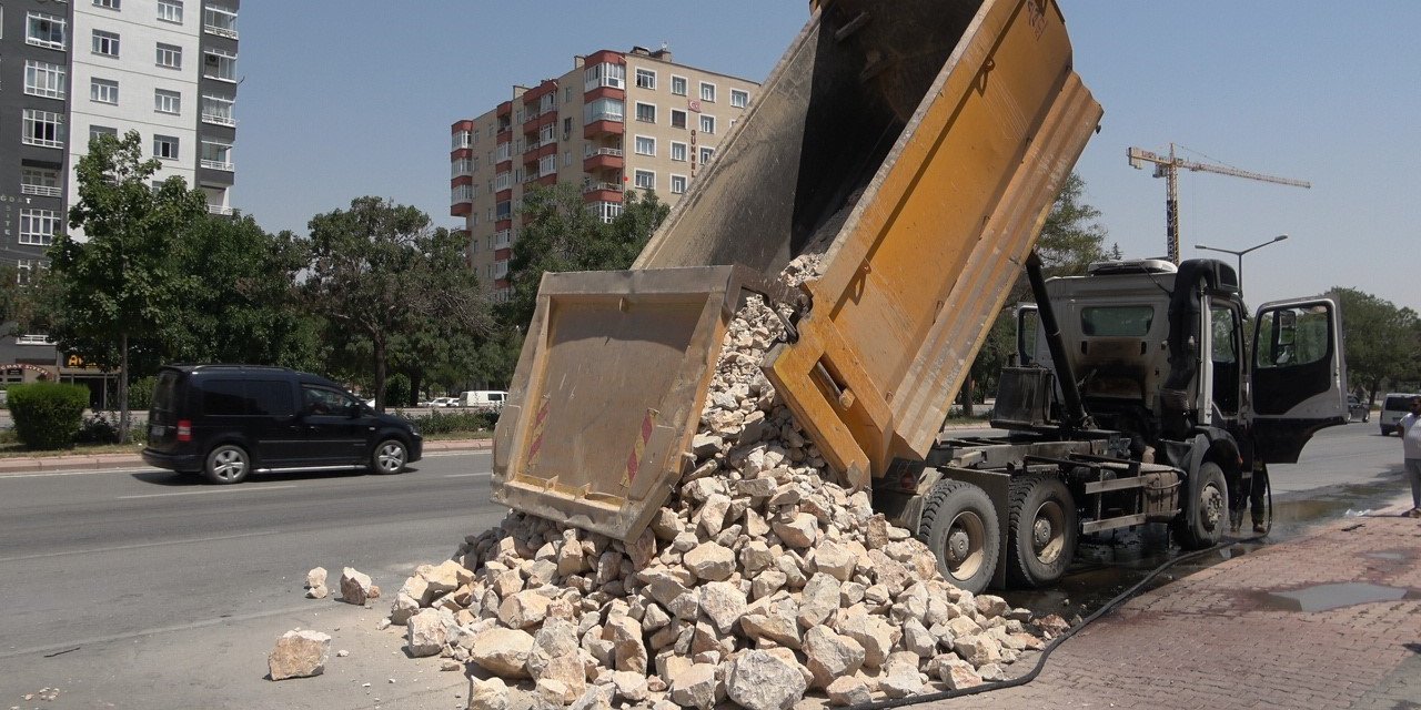 Seyir Halindeki Kamyonda Yangın Paniği