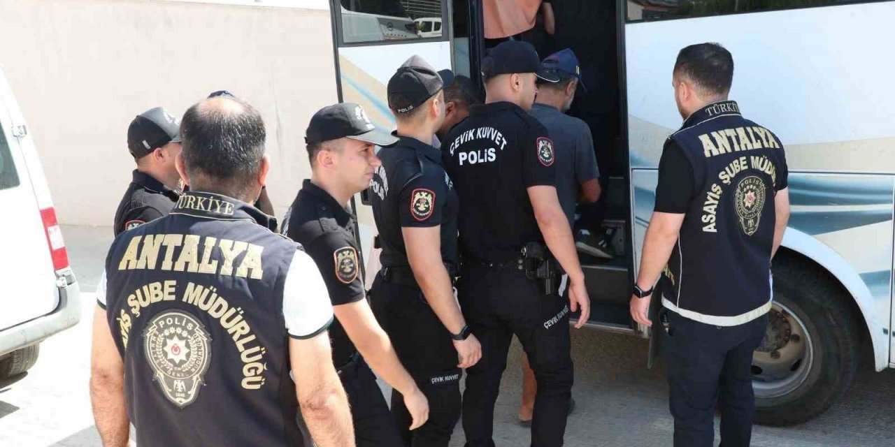 Antalya’da Eş Zamanlı Operasyonda 92 Aranan Şahıs Yakalandı