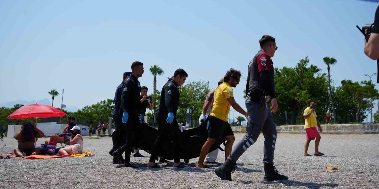 Konyaaltı Sahili’nde Vücudunda Kesikler Bulunan Erkek Cesedi Bulundu