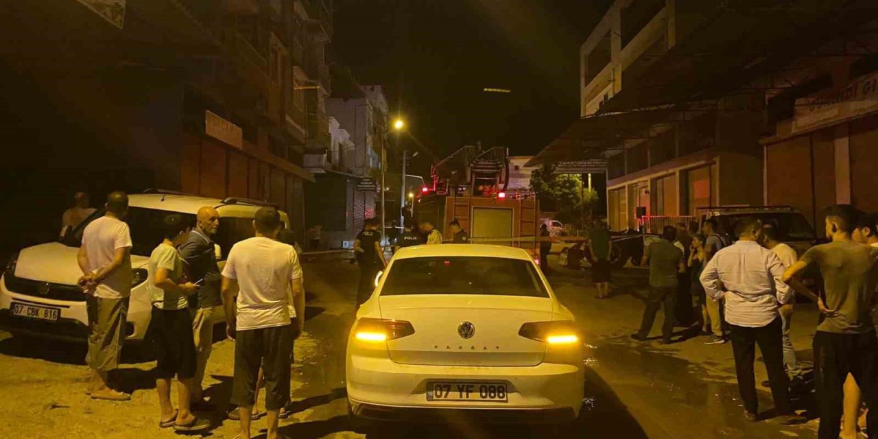 Antalya’da 4 Katlı Binada Çıkan Yangında 3 Kişi Dumandan Etkilendi