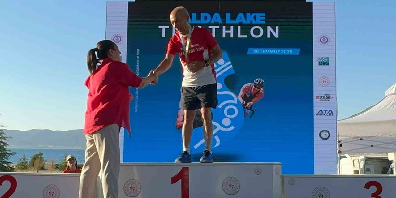 Türkiye’nin Maldivleri Salda Gölü’ndeki Triatlon Yarışlarında 76 Yaşındaki ‘demir Adam’ Zirvede