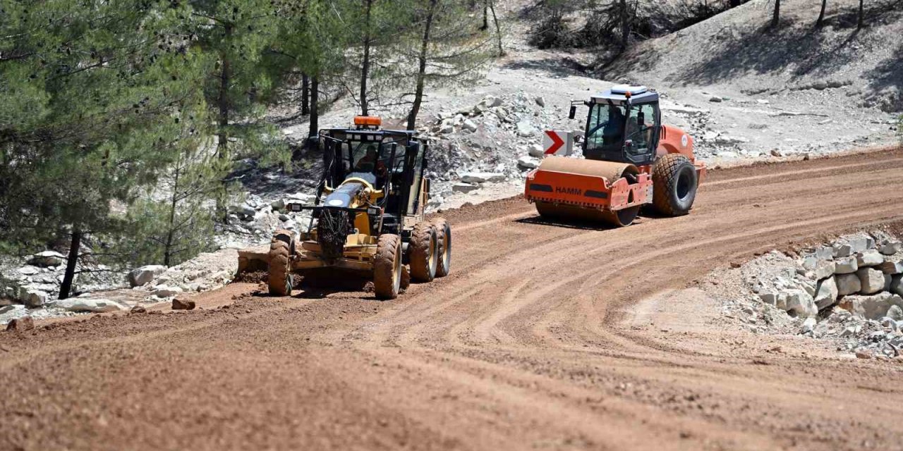 Mut’ta 9 Mahalleyi Birbirine Bağlayan Grup Yolu Genişletildi