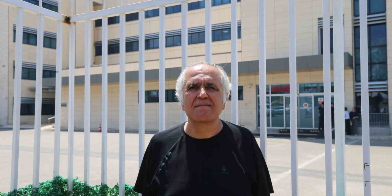 Baba İle Oğlunun Hayatını Kaybettiği Aynı Kaldırımda Yürürken Aracın Çarptığı Genç Hayatını Kaybetti