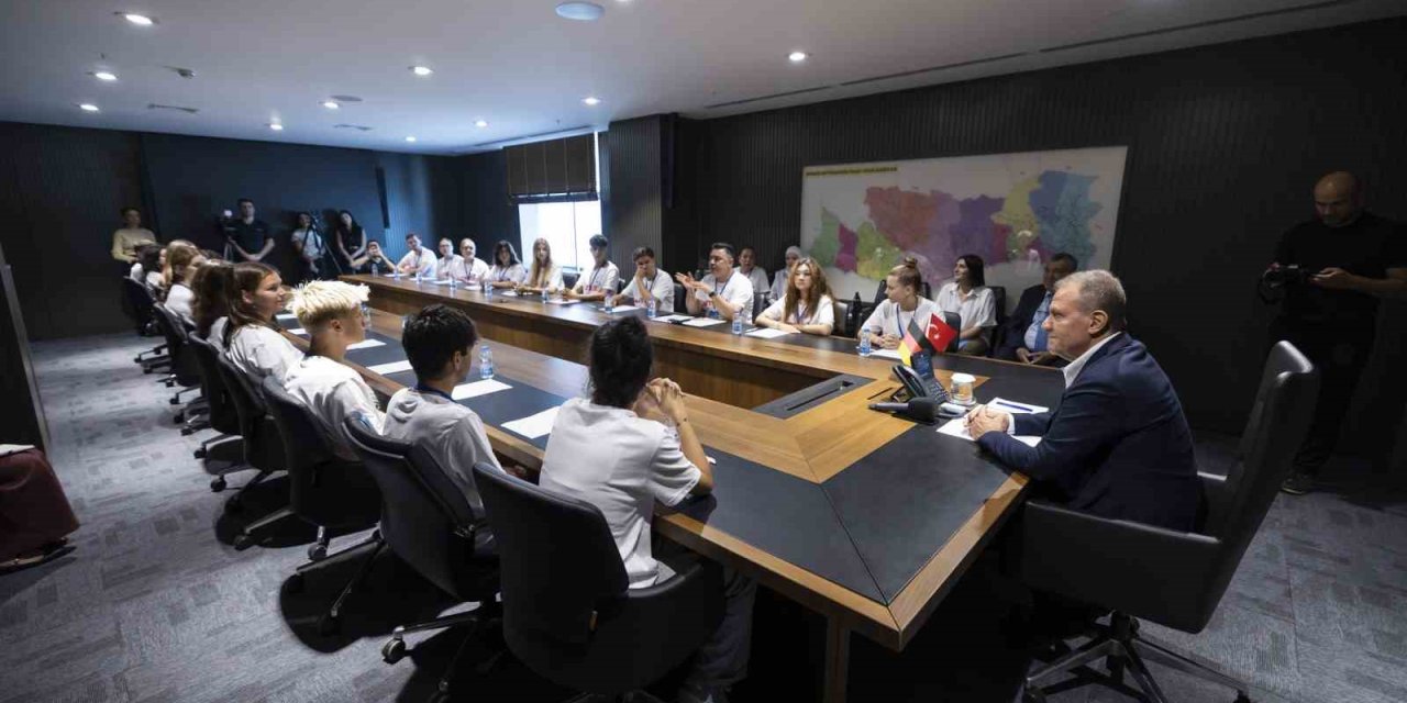 Seçer, Oberhausen’den Gelen Öğrencilerle Buluştu