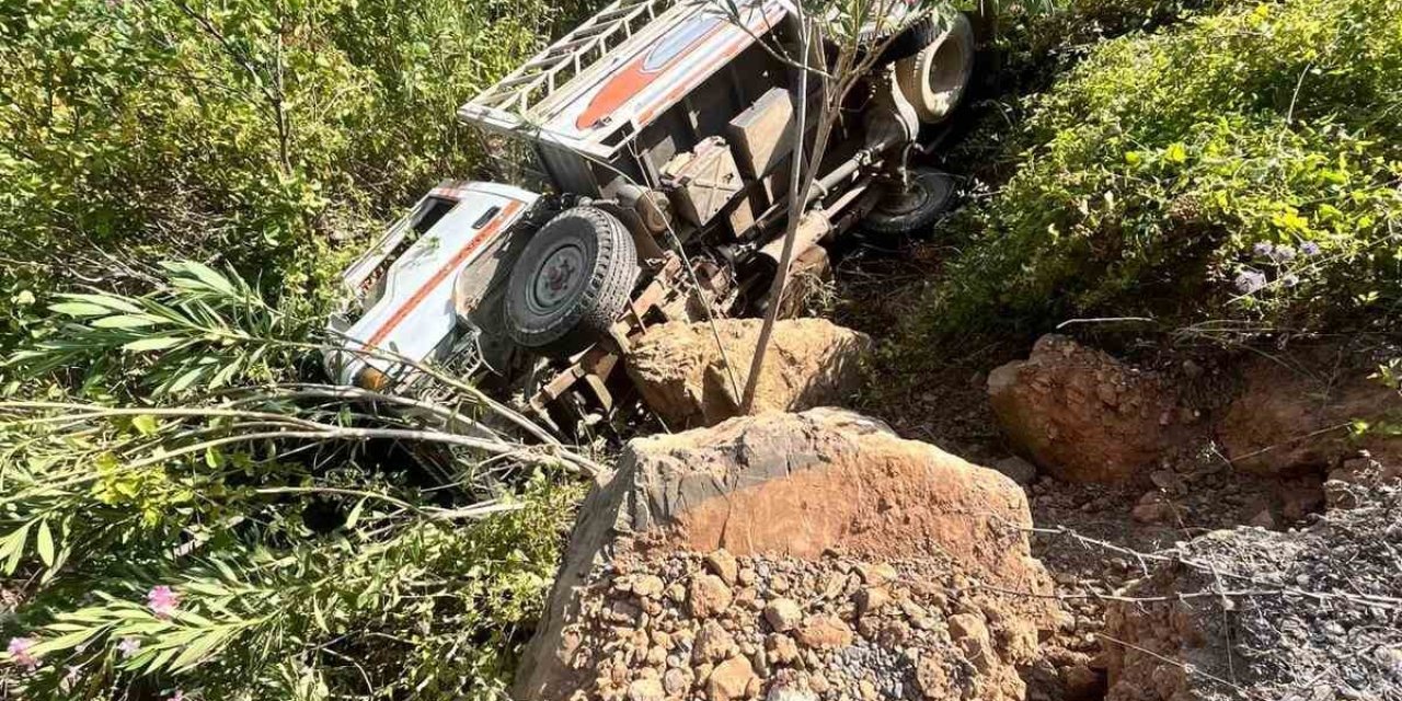 Kamyonet Şarampole Uçtu: 3 Yaralı