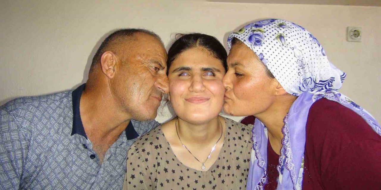 İlkokul Mezunu Annesi Çalıştırdı, Görme Engelli Kızı Üniversiteyi Kazandı