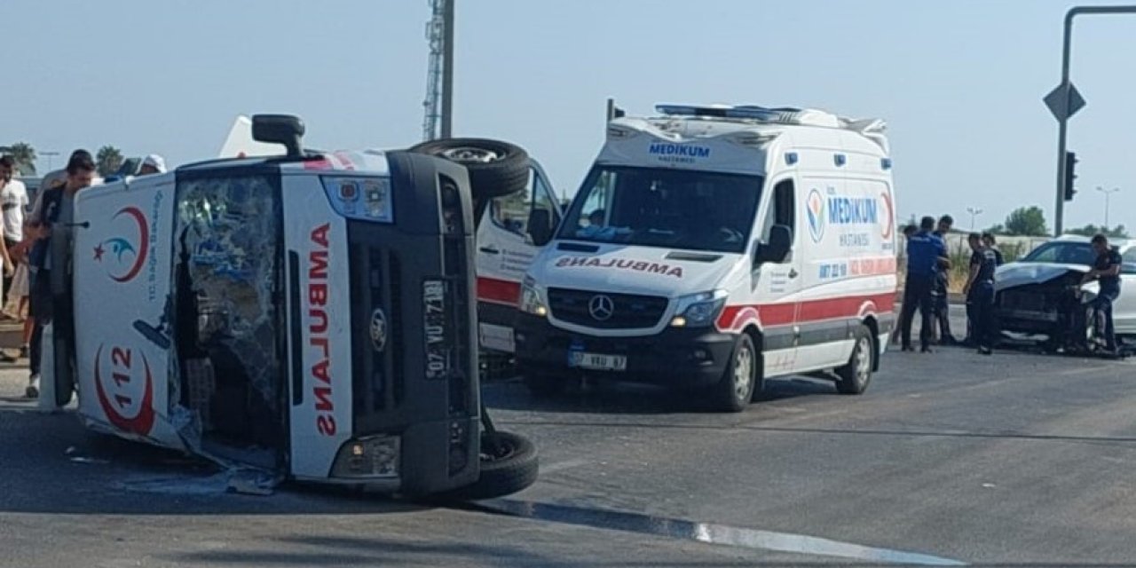 Hasta Taşıyan Ambulans Kaza Yaptı, 2 Sağlık Görevlisi Yaralandı