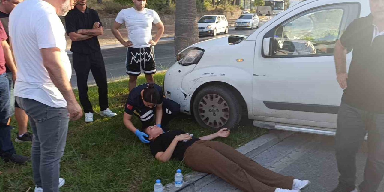 Direksiyon Hakimiyetini Kaybeden Sürücü Palmiyeye Çarptı