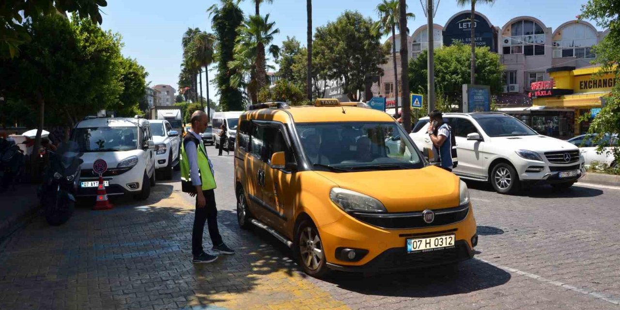 Antalya’da Otobüs Ve Taksilere Sıkı Denetim