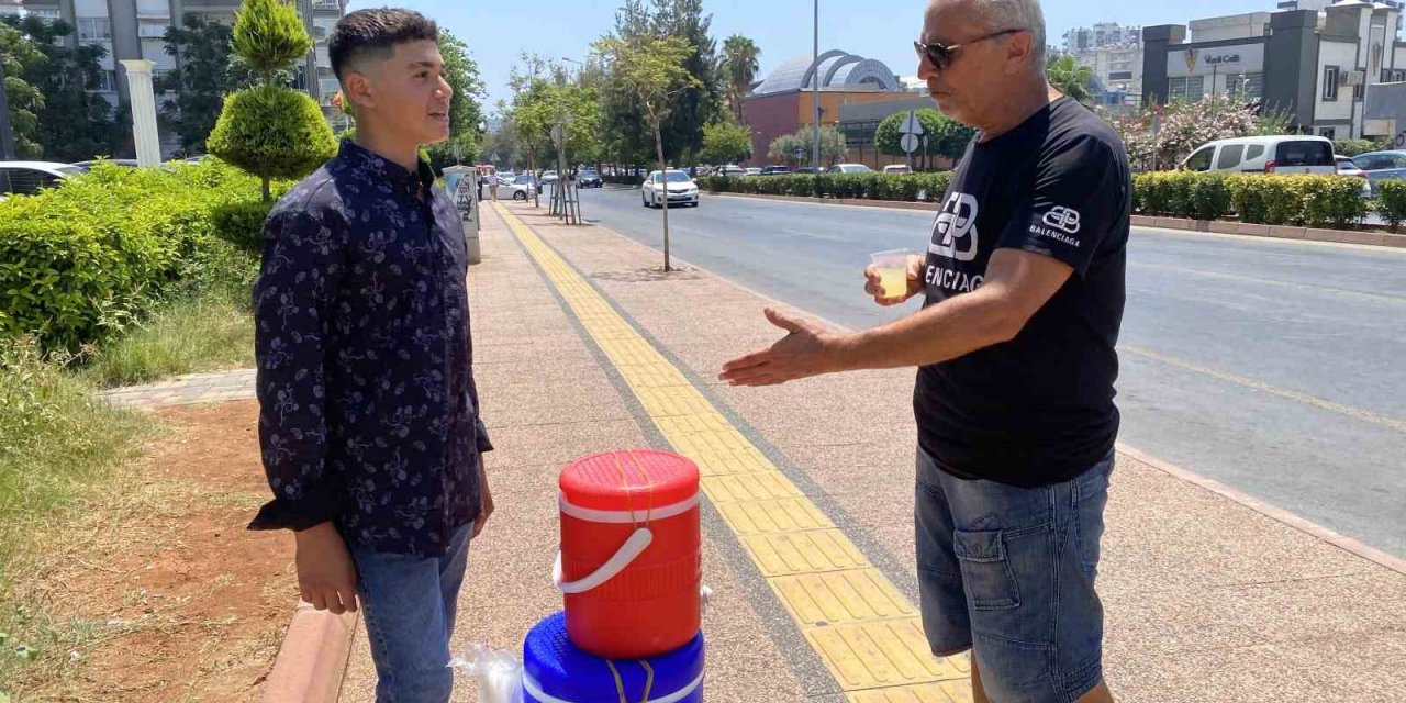 15 Yaşındaki Genç, Limonata Satarak Hayaline Yürüyor