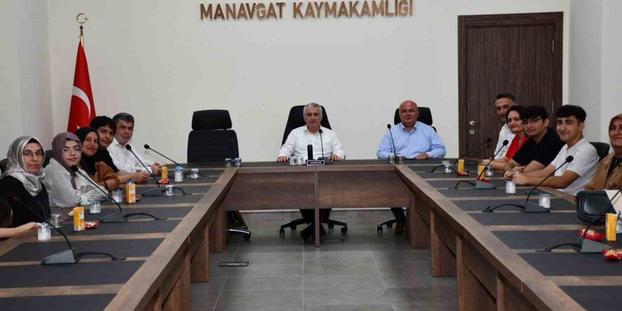 Manavgat’ın Başarılı Öğrencileri Ödüllendirildi