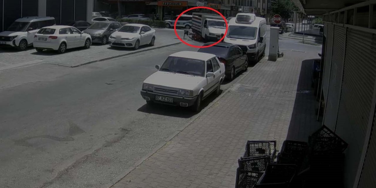 Motosikletli, Kamyonetin Altında Kalmaktan Son Anda Kurtuldu