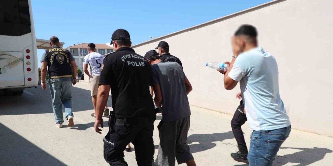 Antalya’da Eş Zamanlı Düzenlenen Operasyonda 80 Aranan Şahıs Yakalandı