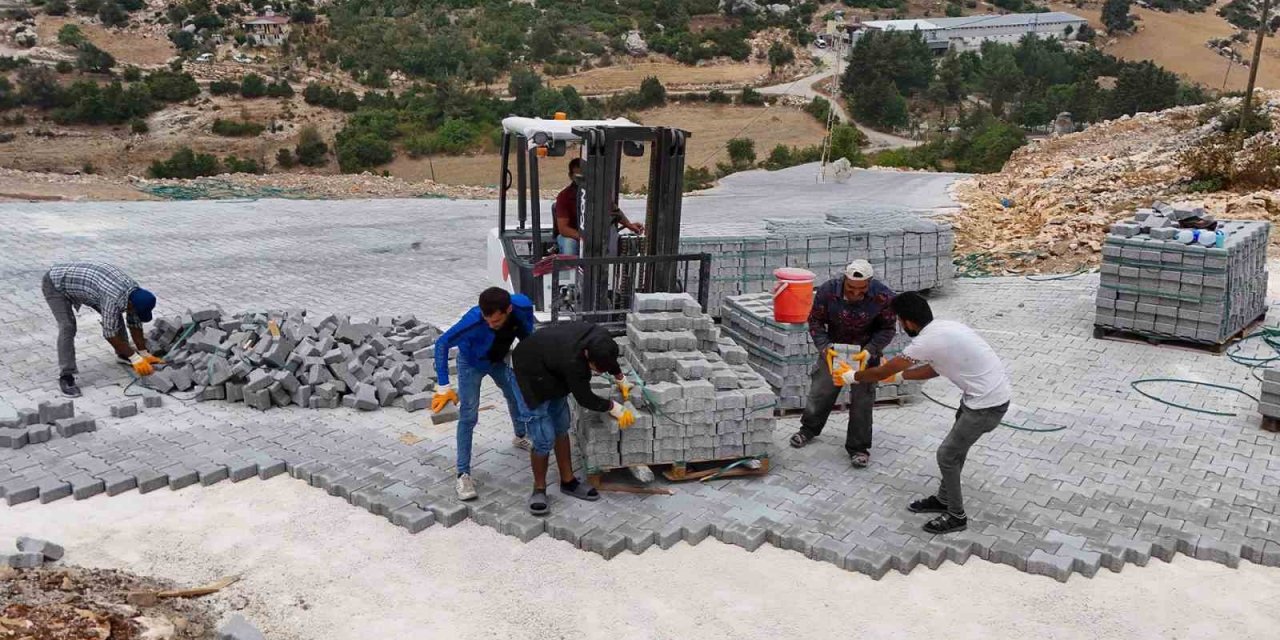 Tarsus’ta Mahallelerin Yolları Kilit Parkeyle Yenileniyor