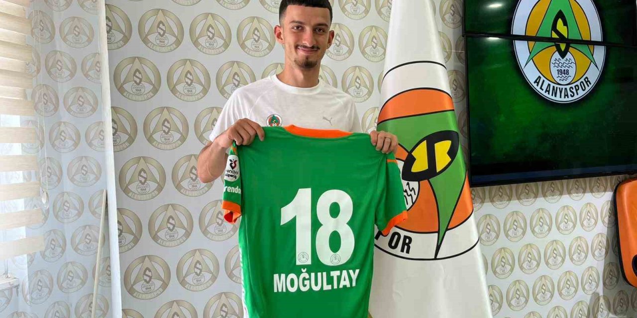 Alanyaspor Kadrosuna Kattığı 4 Oyuncu İçin İmza Töreni Düzenledi