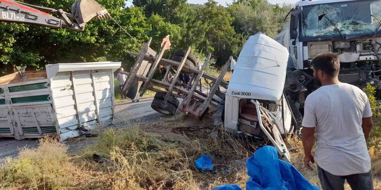 Kamyon İle Su Tankeri Çarpıştı: 4 Yaralı