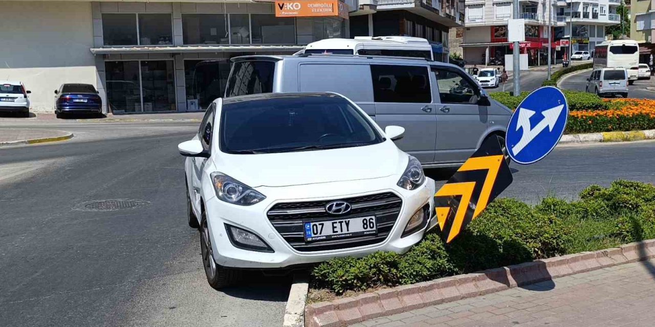 Kavşak Sisteminde Otomobiller Çarpıştı