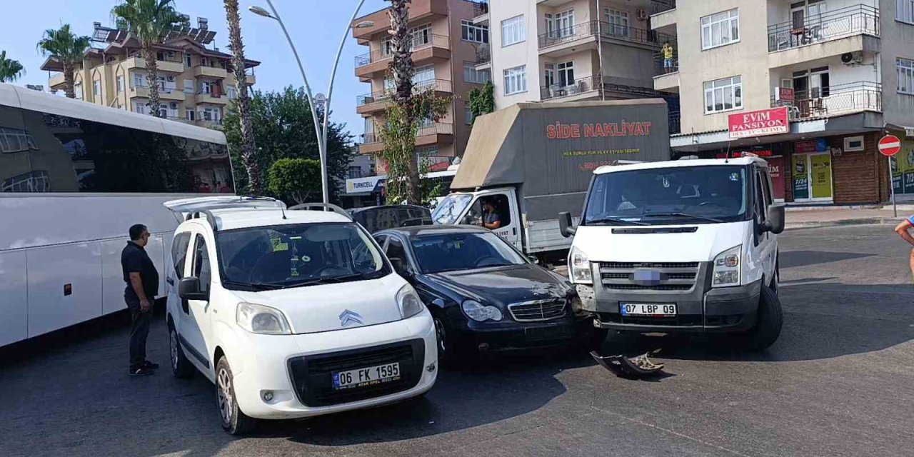 Kamyonet İle Otomobil Çarpıştı: 1 Yaralı