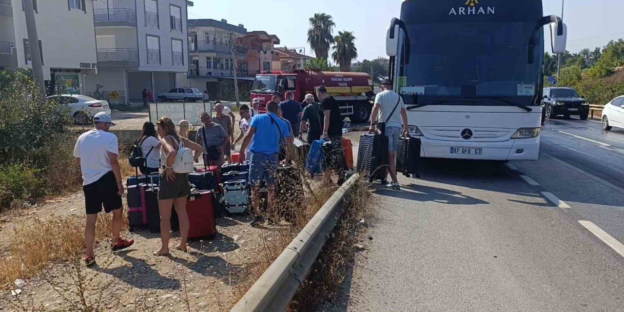 Seyir Halindeki Tur Otobüsü Yandı, 43 Polonyalı Turist Tahliye Edildi