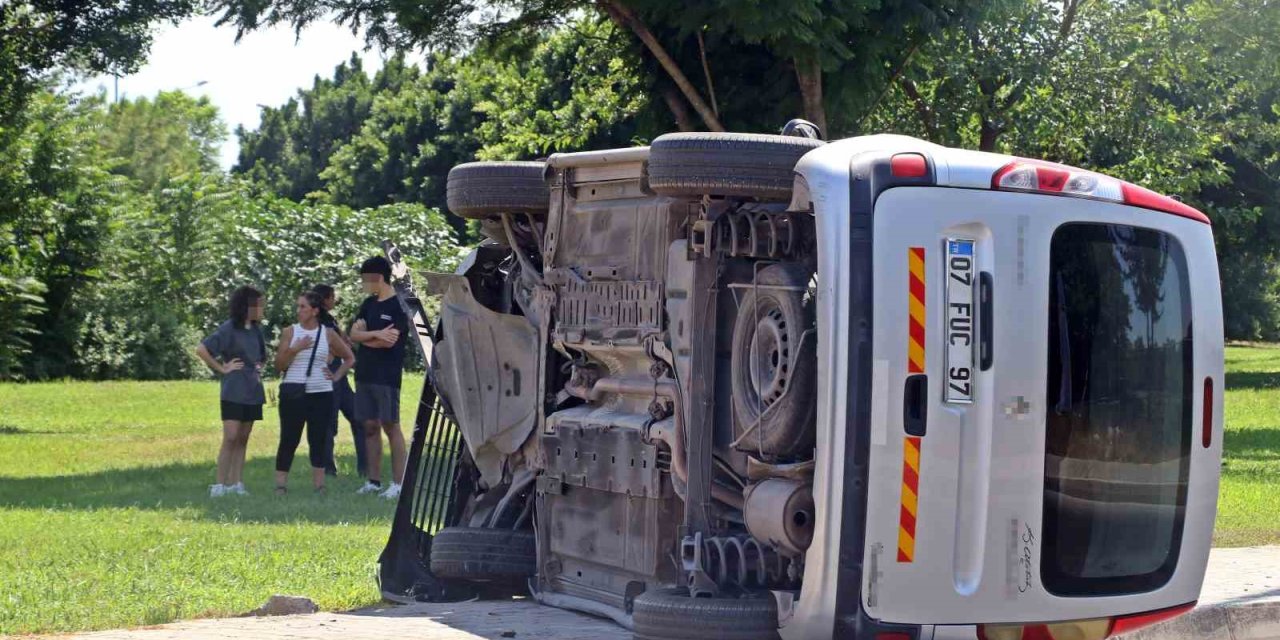 Yan Yatan Aracı Gören 112’yi Aradı, Ekipler Anne Ve Kızının Sıyrık Dahi Almadığını Görünce Şaşkınlık Yaşadı