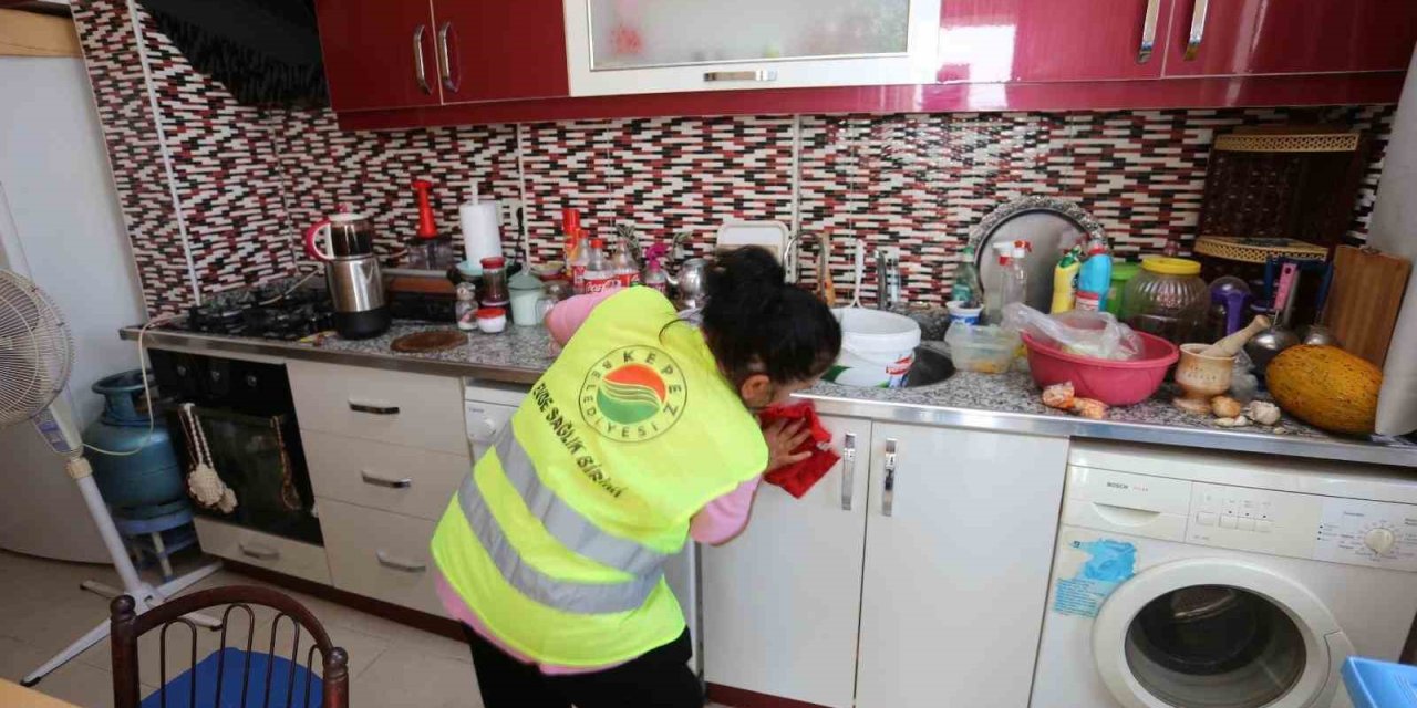 Kepez Belediyesi Yürüme Zorluğu Yaşayan Kadının Evini Temizledi