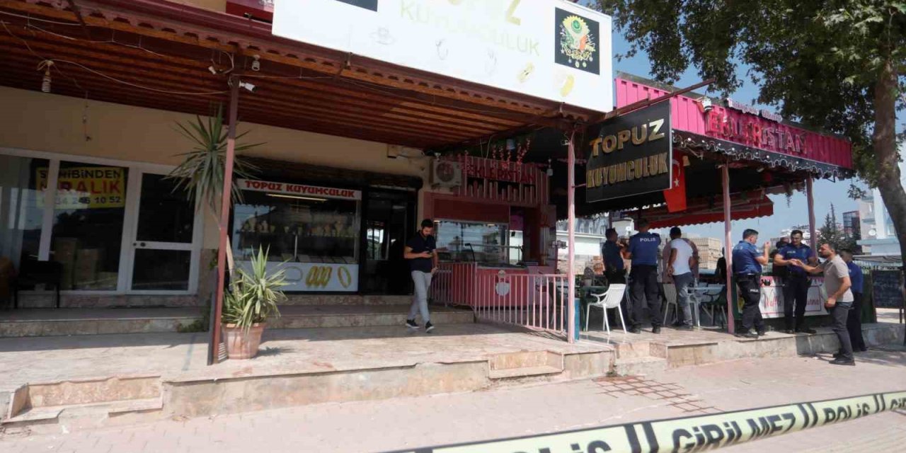 Elinde Bıçakla Girdiği Kuyumcudan 18 Adet Bileziği Alarak Kaçtı