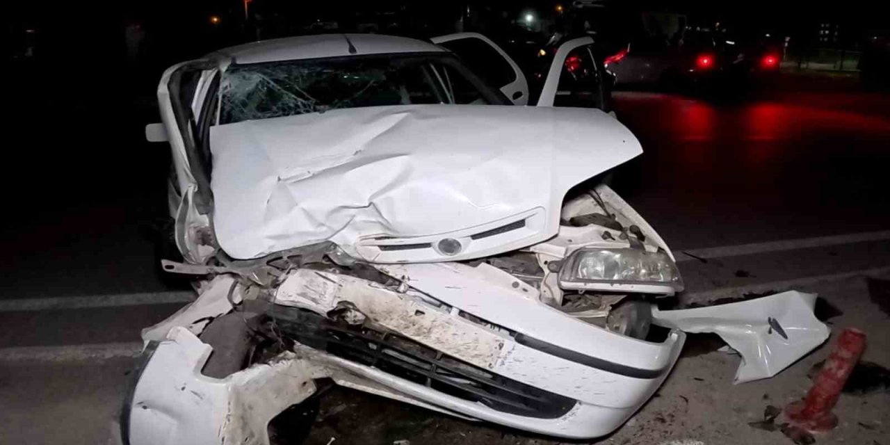 Tıra Arkadan Otomobil Hurdaya Döndü: 2 Yaralı