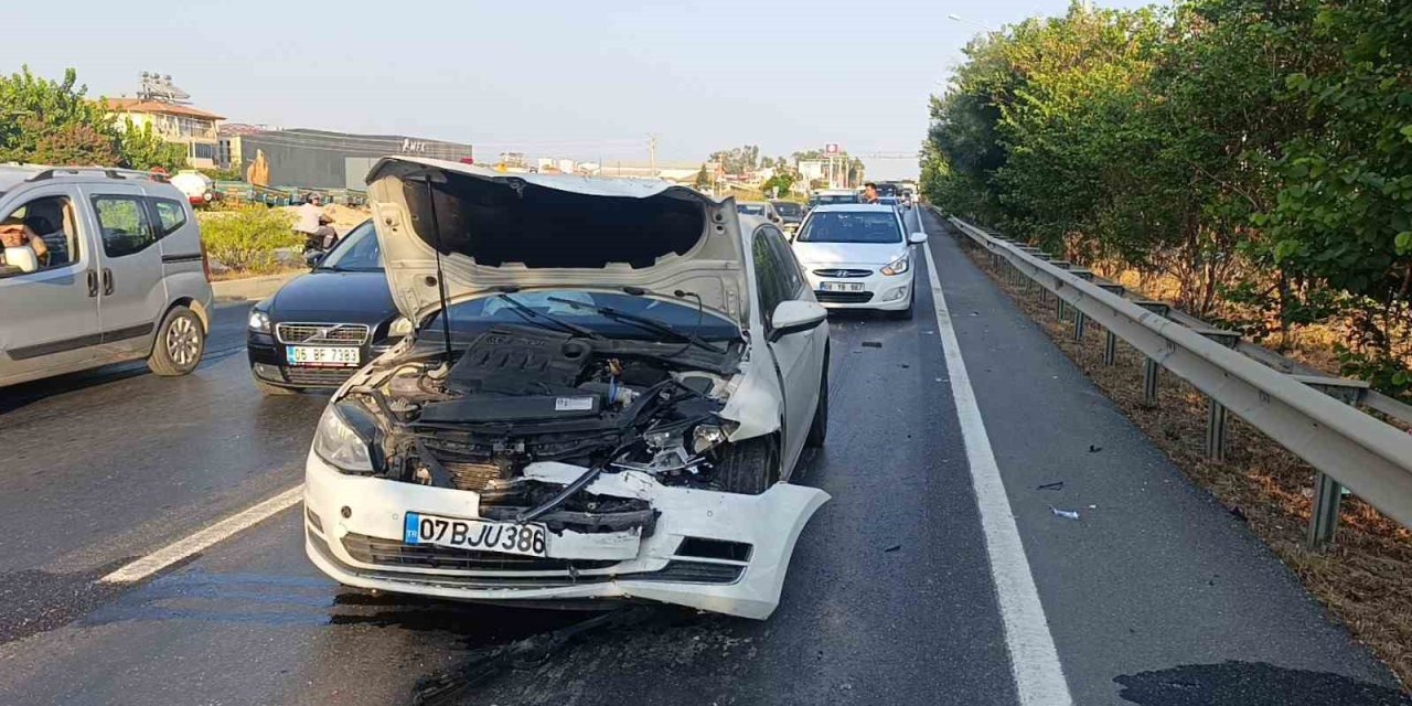 Antalya’da Zincirleme Kaza: 2 Yaralı