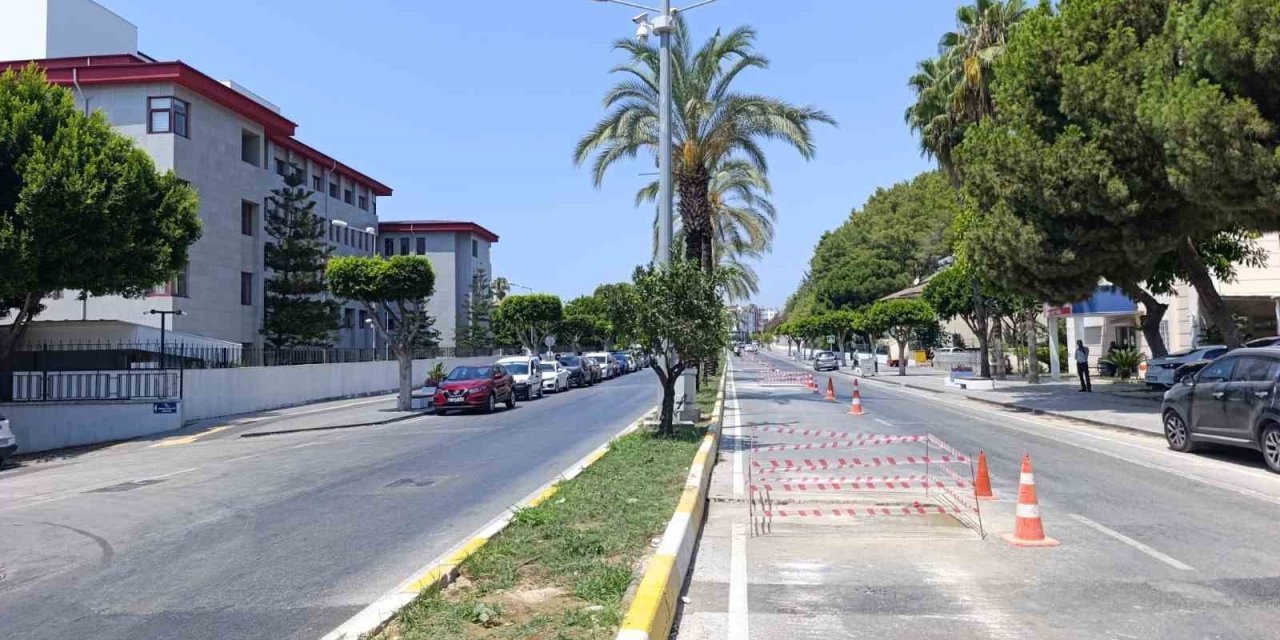 Manavgat’ta Araçlar İçin Tehlike Oluşturan Rögarlar Kapatılıyor