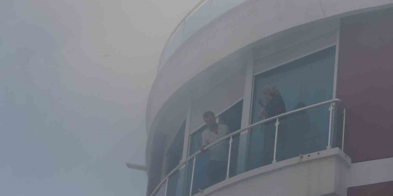 Yangın Çıkan Binada Mahsur Kaldıkları Balkonda Kurtarılmayı Beklediler