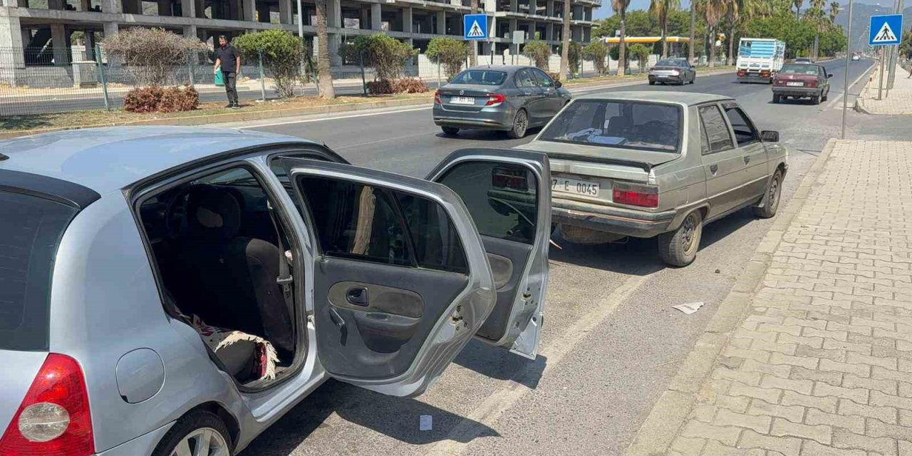 Antalya’da 3 Otomobilin Karıştığı Zincirleme Kazada 2 Kişi Yaralandı