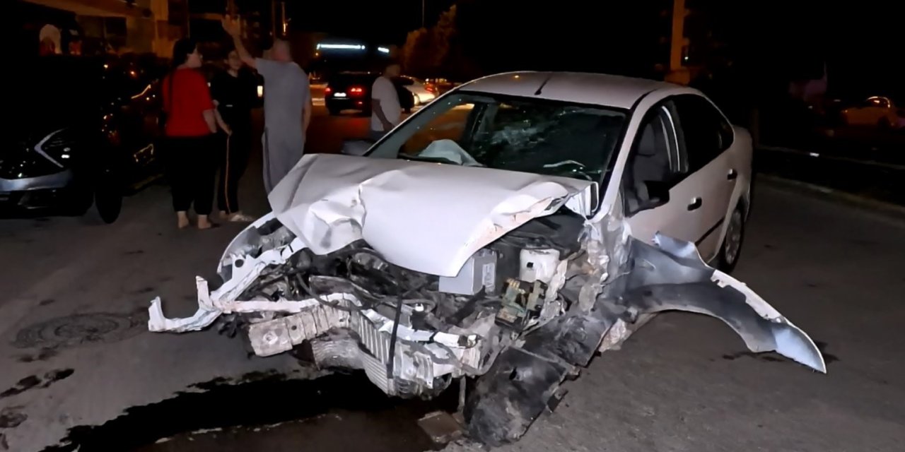 Kontrolden Çıkan Otomobil Ağacı Ve Direği Devirdi, Sürücü Kaçtı