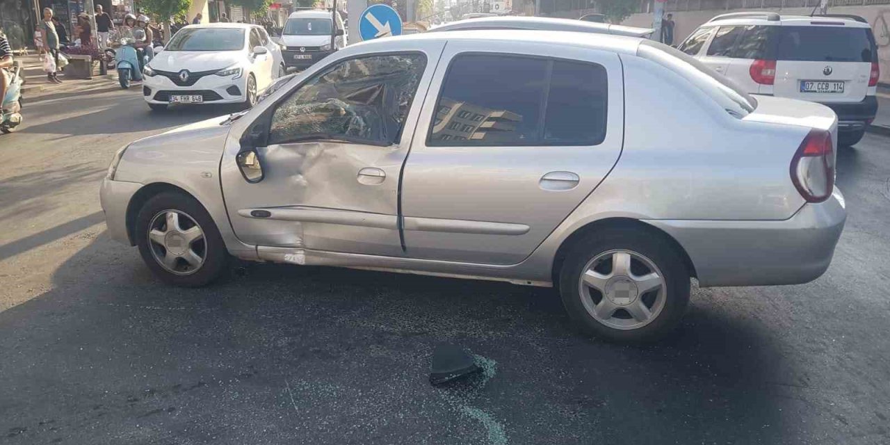 Kırmızı Işık İhlali Yaptı Otomobille Çarpıştı: 1 Yaralı