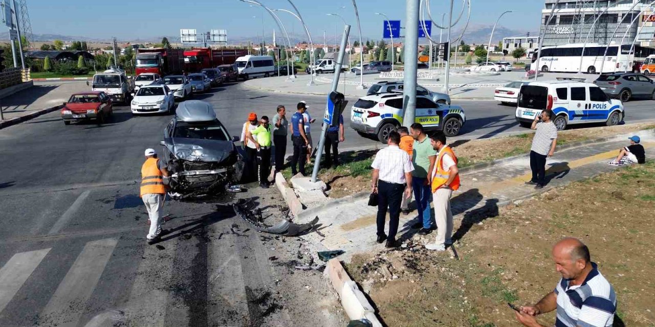 Karaman’da Otomobil İle Vip Minibüs Çarpıştı: 6’sı Rus, 8 Yaralı